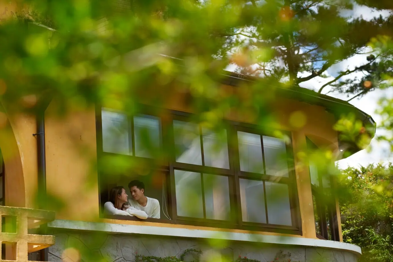 Long shot of a couple embracing on the terrace of a mansion